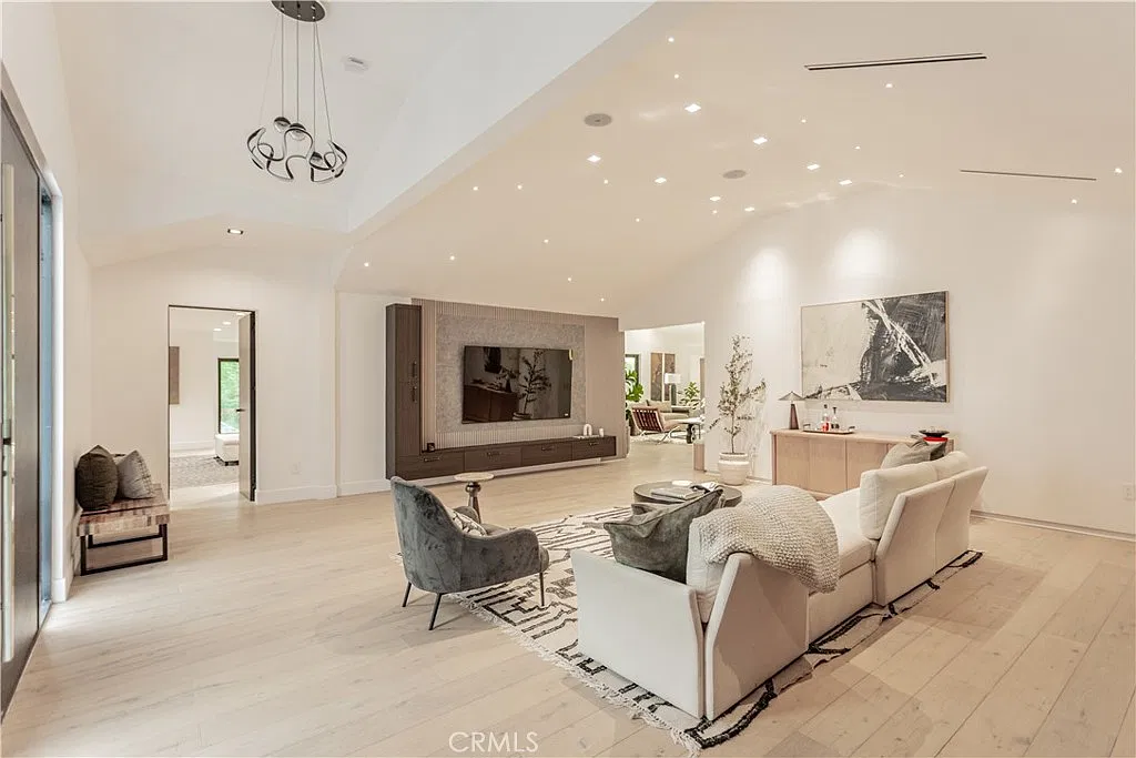 5 bed, 4500 sqft, $16,000 — Photo 4