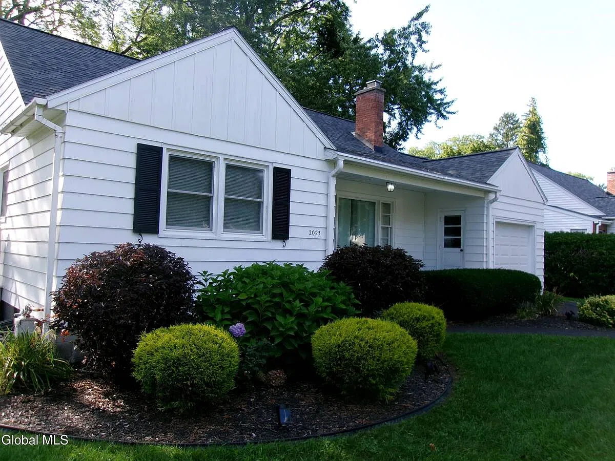3 bed, 1.0 bath, 1236 sqft, $2,500 — Photo 4