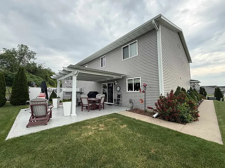 582 Alyssa St — Photo 4