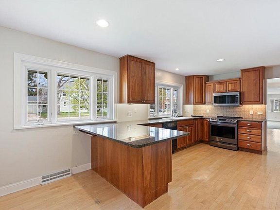 5th image of 324 Juniper St