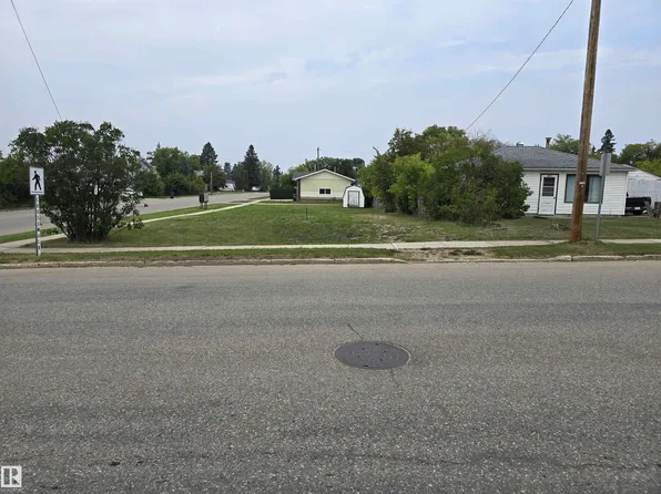 822 16th Ave, Cold Lake, AB T9M 1L6