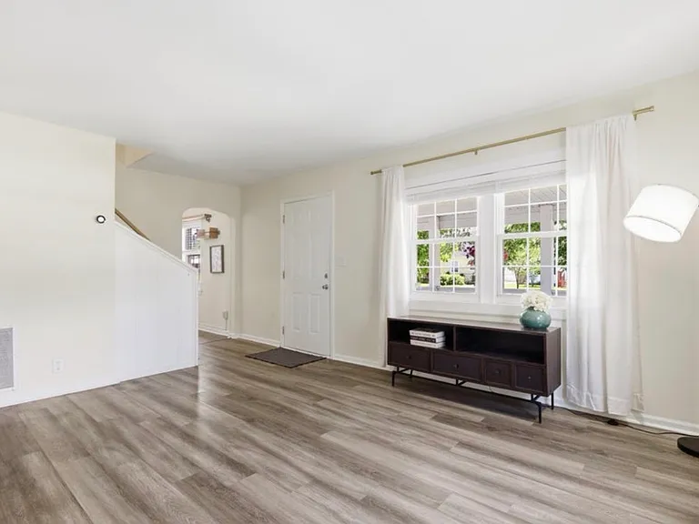 427 Harris Pl — Photo 3