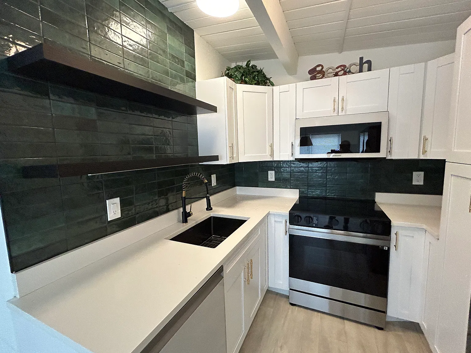Waterfront attached suite with boat dock — Photo 3