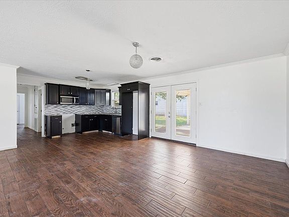 4th image of 645 Camellia St