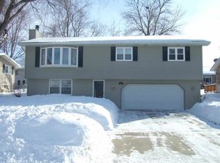 301 Heritage Rd, Cedar Falls, IA 50613