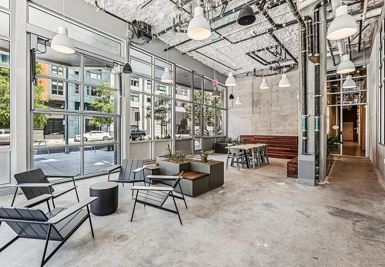 Link Apartments Four12 — Photo 16