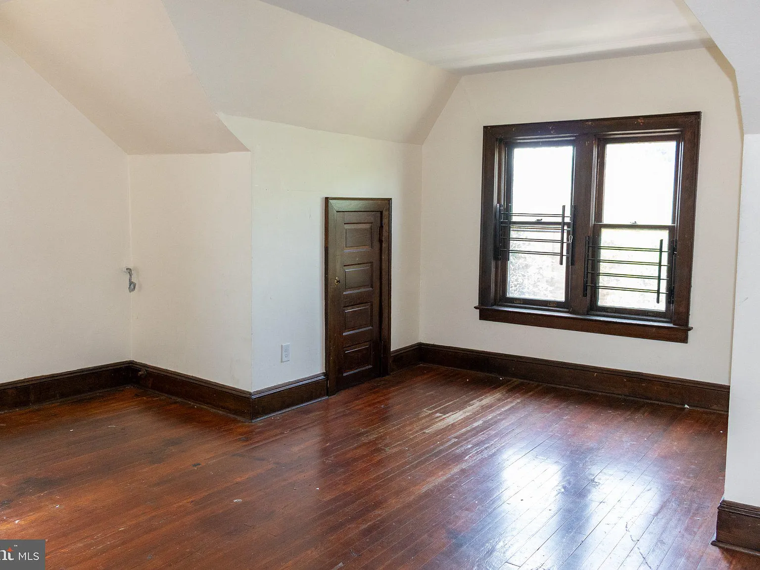 5 bed, 2.0 bath, 3086 sqft, $2,500 — Photo 1