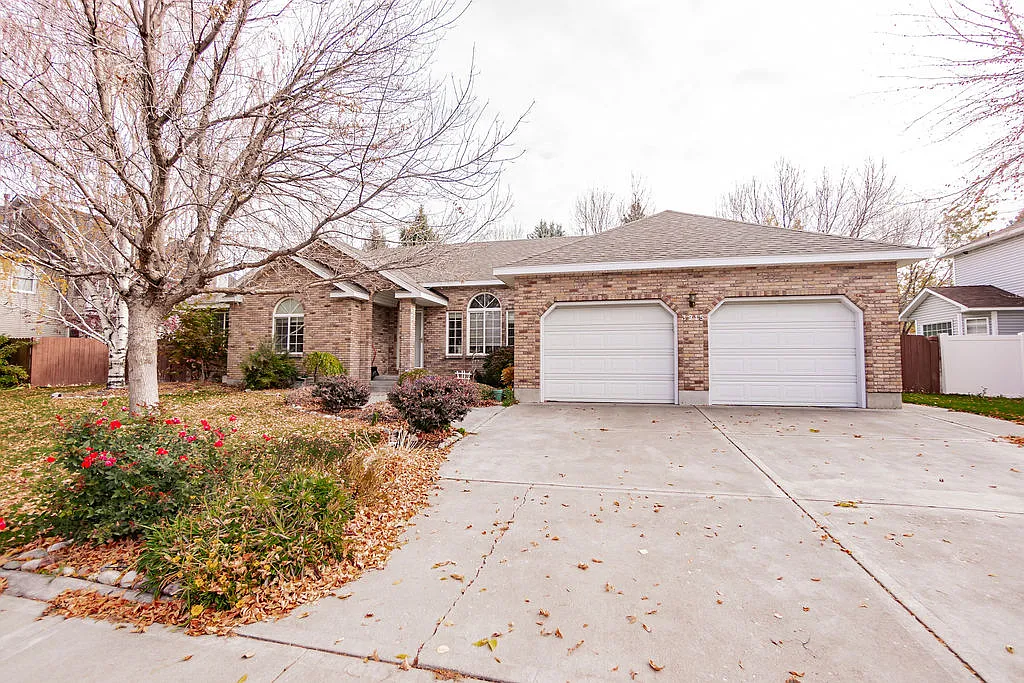 5 bed, 3744 sqft, $3,000 — Photo 2