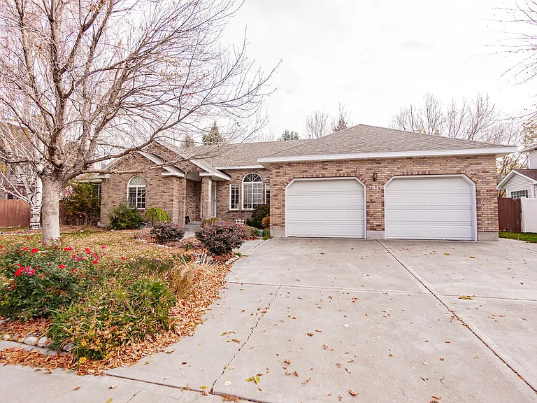 3915 Woodhaven Ln — Photo 2
