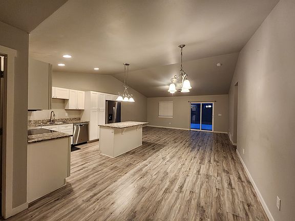 2nd image of 816 Foxglove Dr