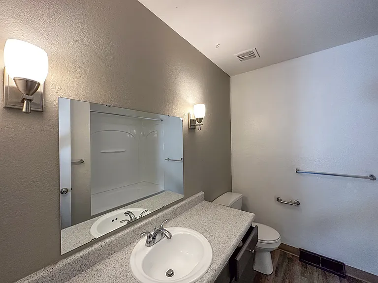 Kingsridge East Apartments — Photo 20