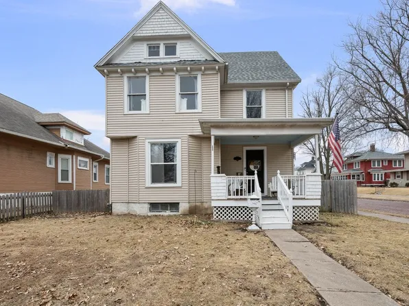 38 Oak Ln, Davenport, IA 52803