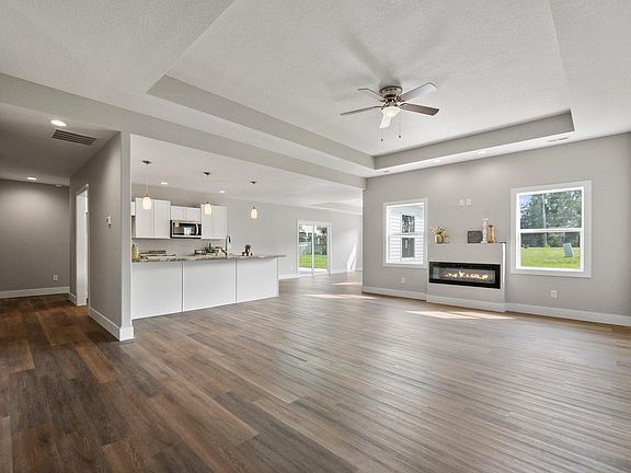 3rd image of 814 Metzger Cir