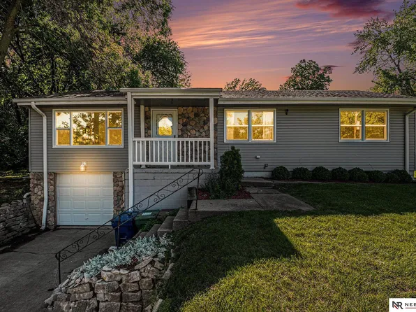 1602 Freeman Dr, Bellevue, NE 68005