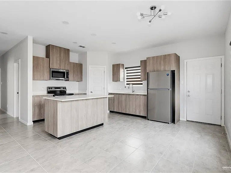 402 N Alexandrite Ave #2 — Photo 2