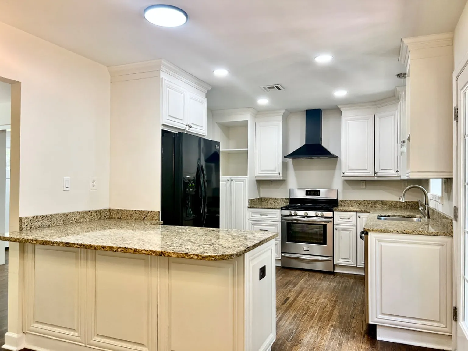Spacious 4 Bedroom Close To Matthews! — Photo 3
