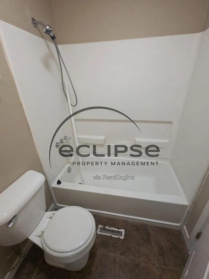 3 bed, 2.0 bath, 1072 sqft, $1,900 — Photo 4