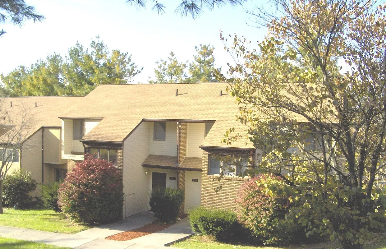 3 bed, 2.5 bath, 1250 sqft, $1,710 — Photo 1