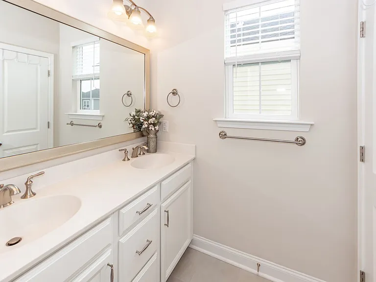 121 Hawthorne Landing Dr — Photo 32