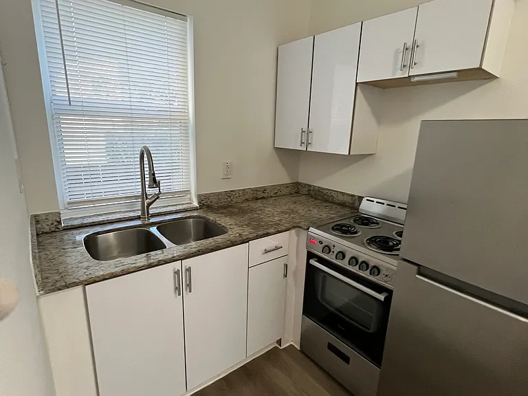1012 SW 4th St #6 — Photo 2