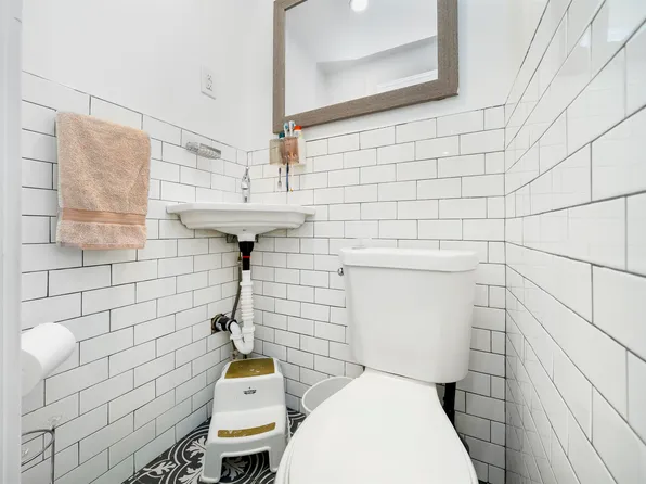 64 College Street image 2 of 17