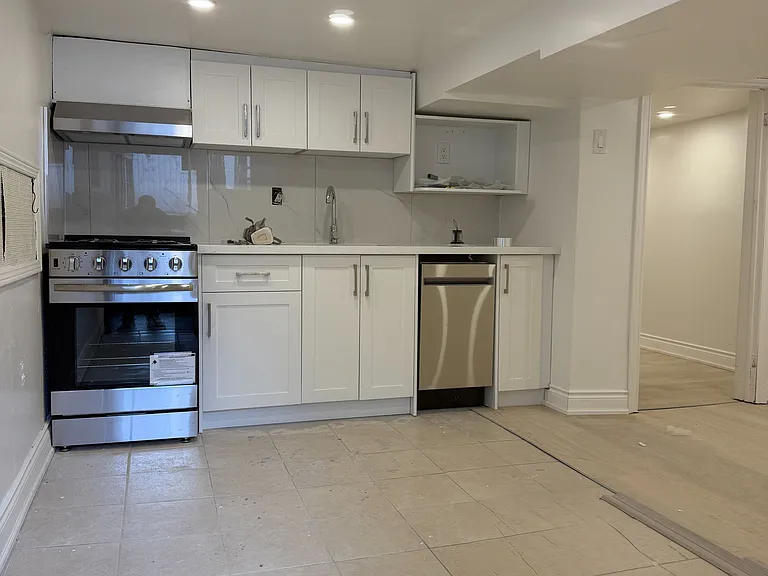 247 Belgravia Ave #LOWER — Photo 2