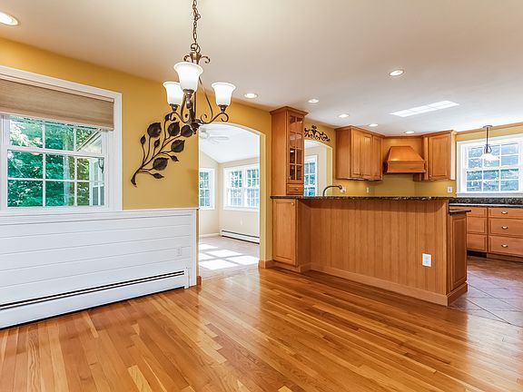 4th image of 16 Barkland Dr