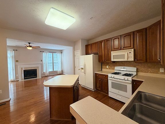 5th image of 2805 Settlers View Dr