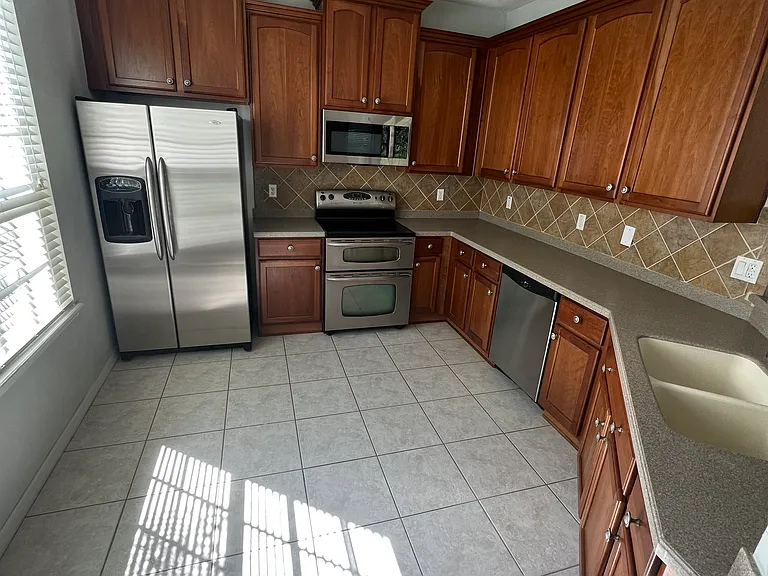 8353 Shallow Creek Ct — Photo 5