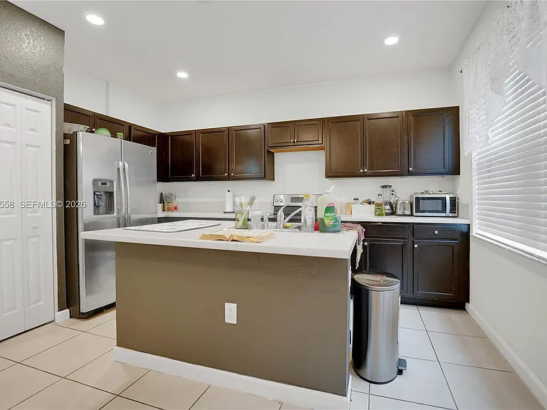 101 NE 37th Pl — Photo 7