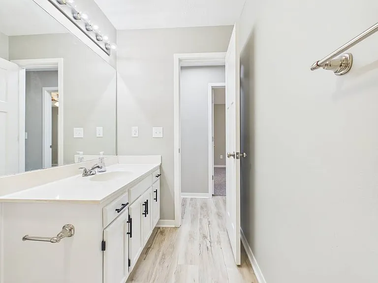 1206 Foxridge Dr — Photo 21