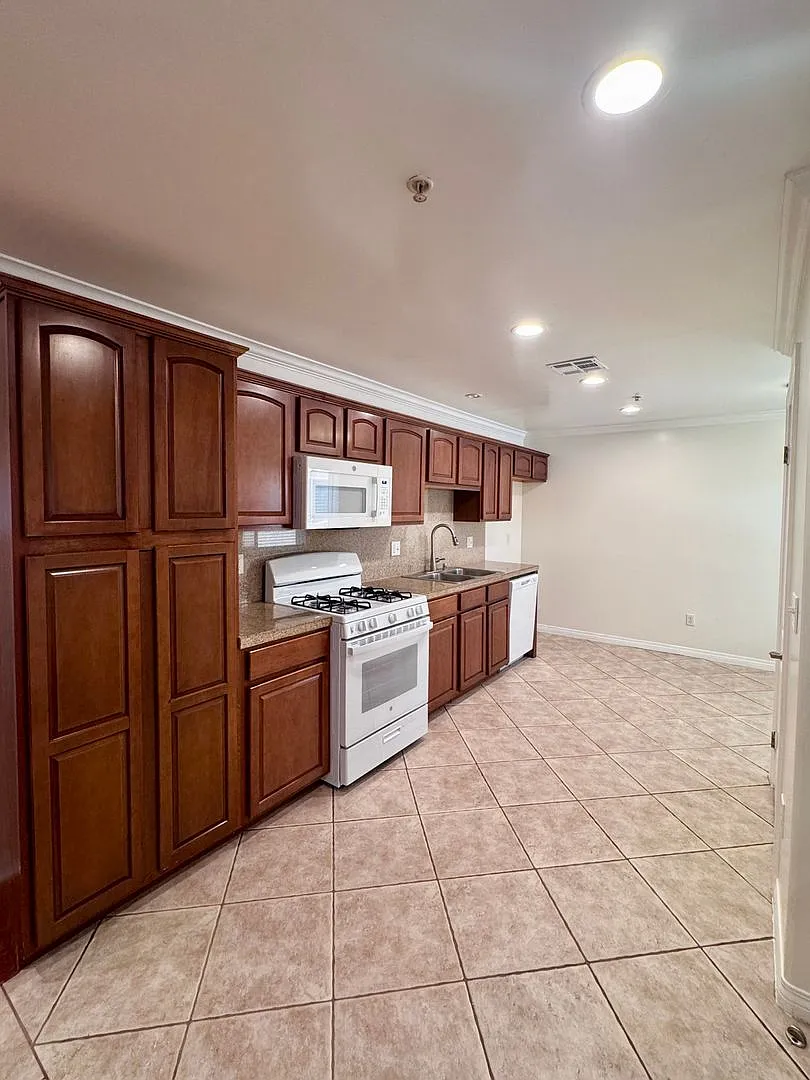 3 bedroom 2 bath condo on Vanowen — Photo 3