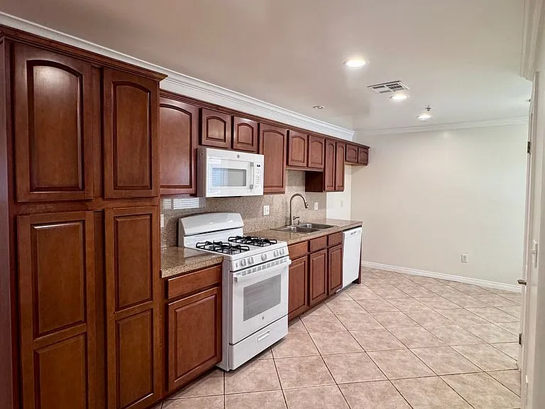 13525 Vanowen St #103 — Photo 3