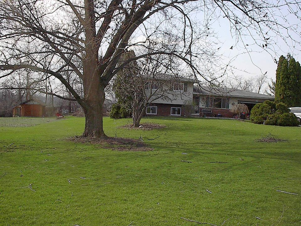 View from the front. Large yard. Private.