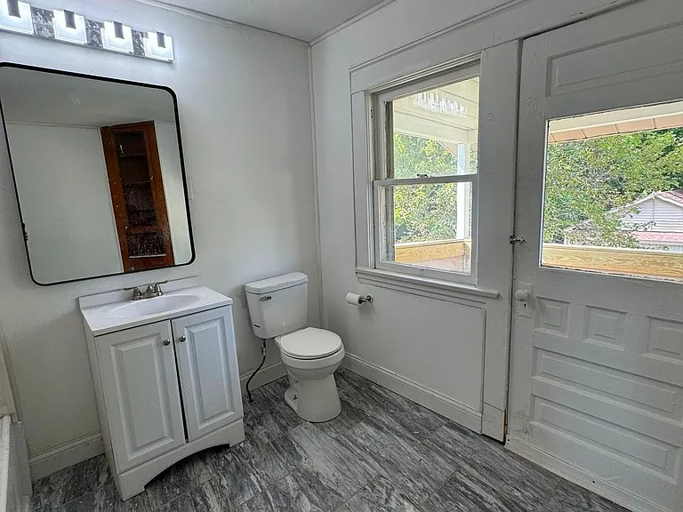 454 Lexington Ave — Photo 9