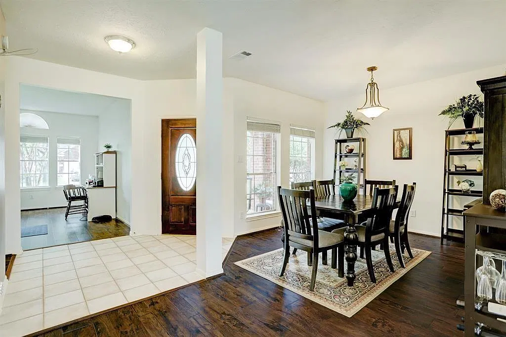 3 bed, 2.5 bath, 2420 sqft, $2,400 — Photo 4