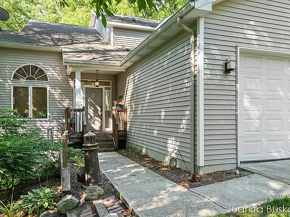 3rd image of 241 Lake St N