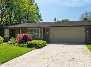 253 Scottsdale Dr, Troy, MI 48084