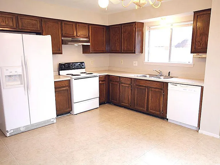 1106 Ravenscourt Dr — Photo 6