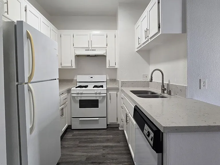 685 Kelton Ave — Photo 23