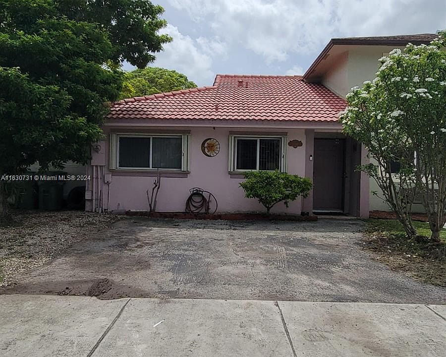 1st image of 1098 SE 13th Ave #1098