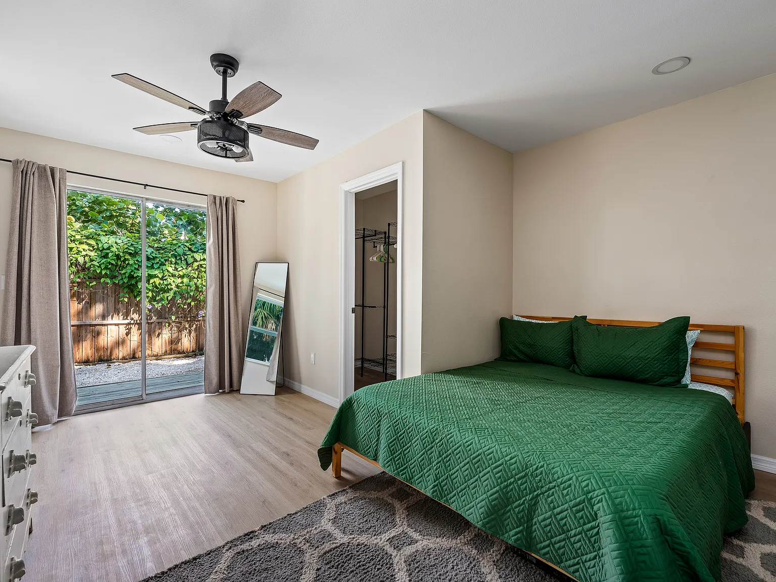 2 bed, 850 sqft, $3,000 — Photo 3