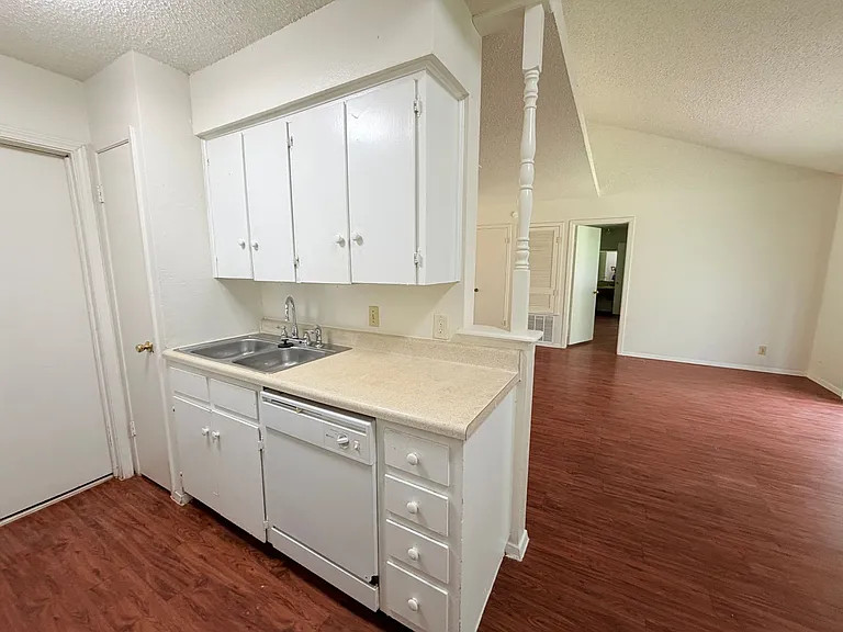 5206 Village Trl — Photo 10