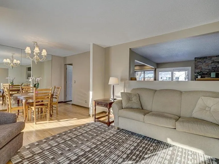 1116 Woodhill Dr — Photo 2
