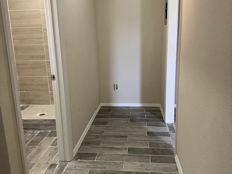 Meadowbreeze Dr — Photo 9