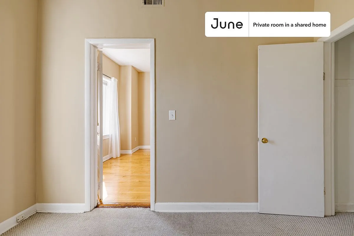 Full bedroom in 4 bed/2 bath home in Wicker Park #1534 D — Photo 3