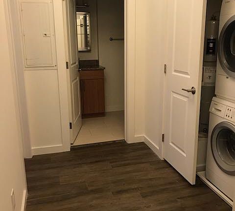 Entrance- bedroom 2 on the left, bathroom in the middle, wash & utility closet on the right