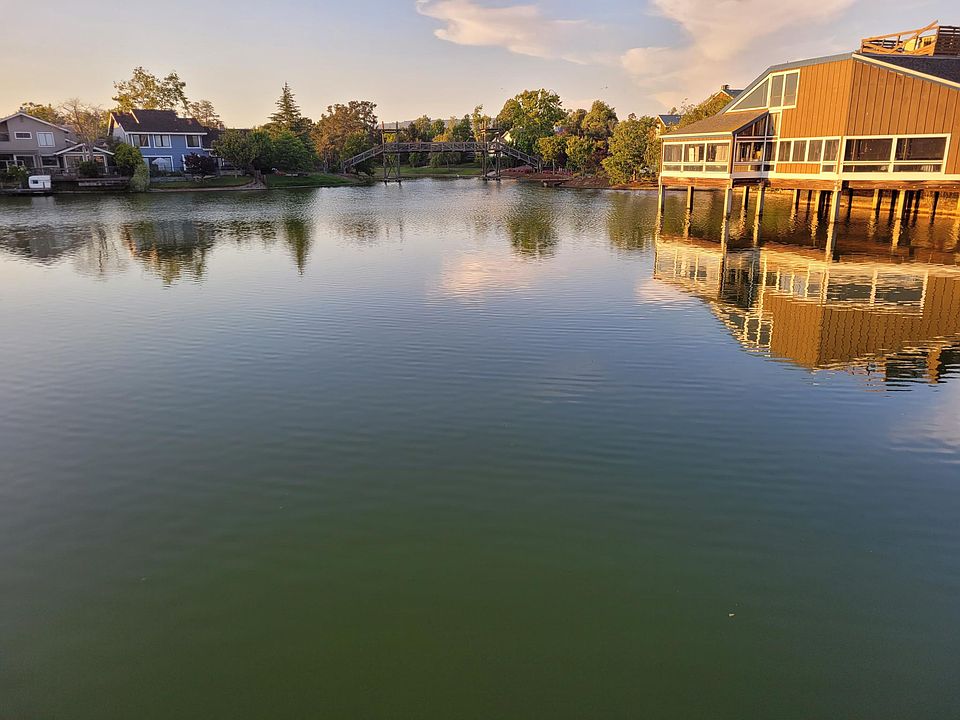 5-minute walk to lagoons with restaurants and wonderful walking trail to the bay.