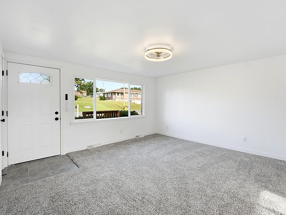 5th image of 906 Castlewood Ave
