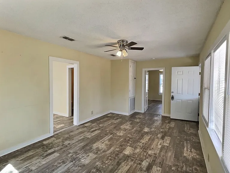 1505 Bowen Ave — Photo 3